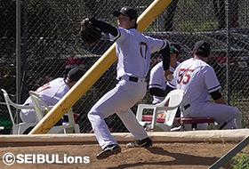 本田投手が試合前にブルペンで調整する