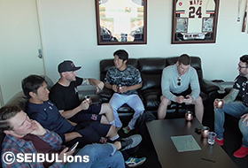 慰労会でチームメートと談笑する選手たち