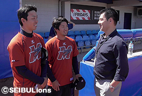 解説を担当したマイケル中村氏と談笑する野田投手と本田投手