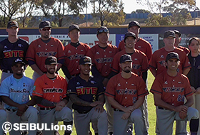 駒月選手がファーストの守備につく!