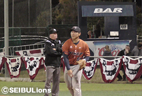 駒月選手がファーストの守備につく!