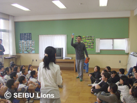 女子生徒とキャッチボール