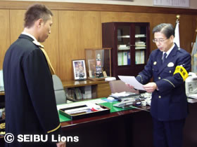 石井義人選手 川越警察署一日署長 | 埼玉西武ライオンズ