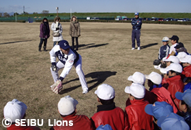 守備の基本を伝える大塚氏