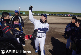 バッテリー指導をする上原スタッフ