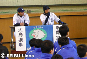 平尾博嗣選手・大島裕行選手が埼玉学園訪問 | 埼玉西武ライオンズ