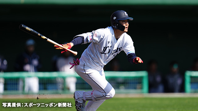 球を打ち走り出す選手