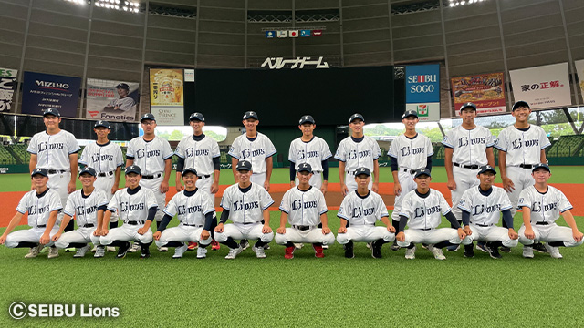 選手着用済み！直筆サイン入りユニフォームとキャップを出品