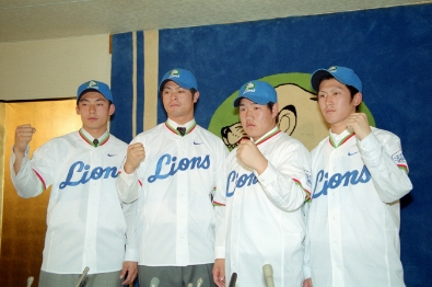 12月13日 同年のドラフト会議で指名を受けた栗山巧、中村剛也が西武ライオンズに入団